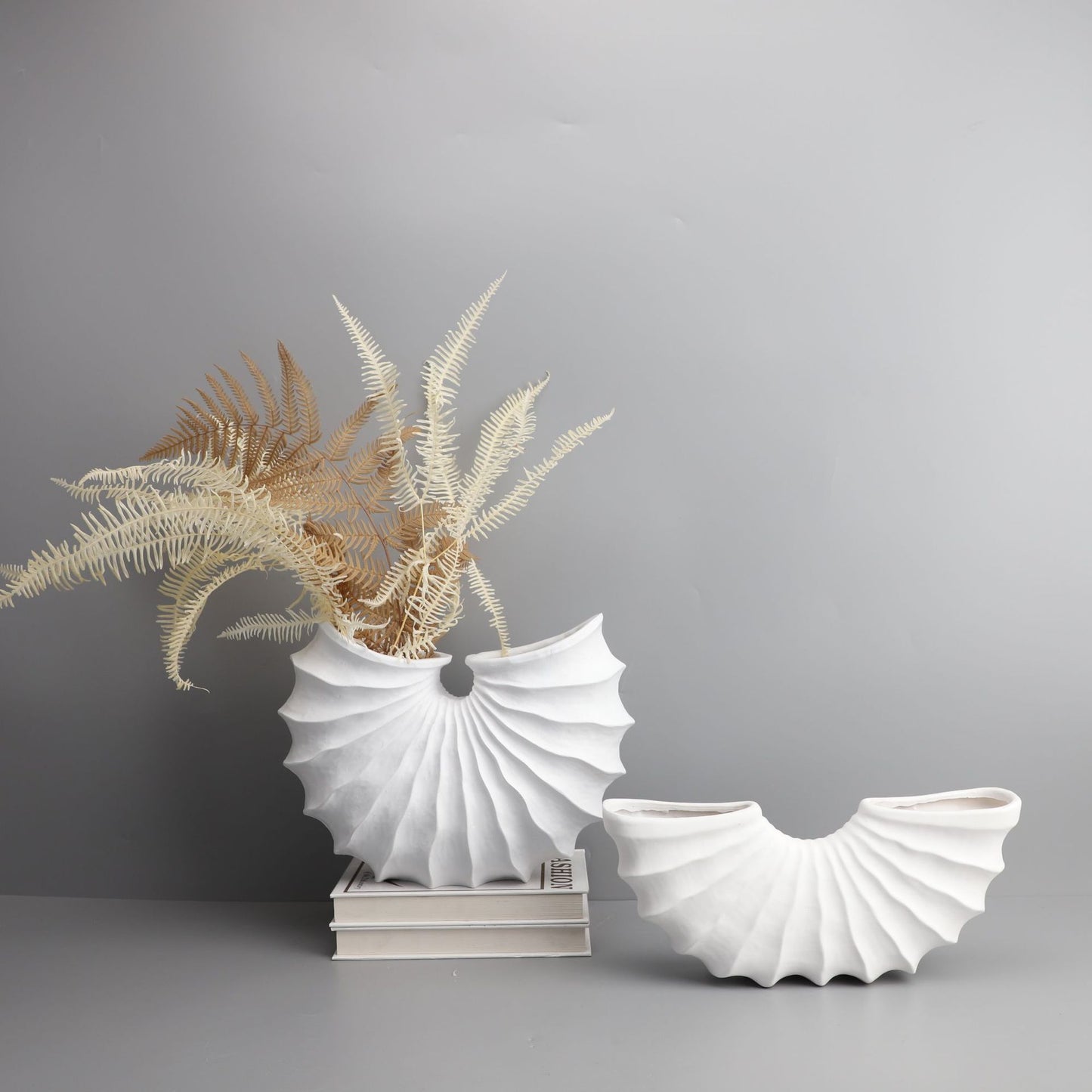 European-style White Resin Fan-shaped Conch Flower Decoration