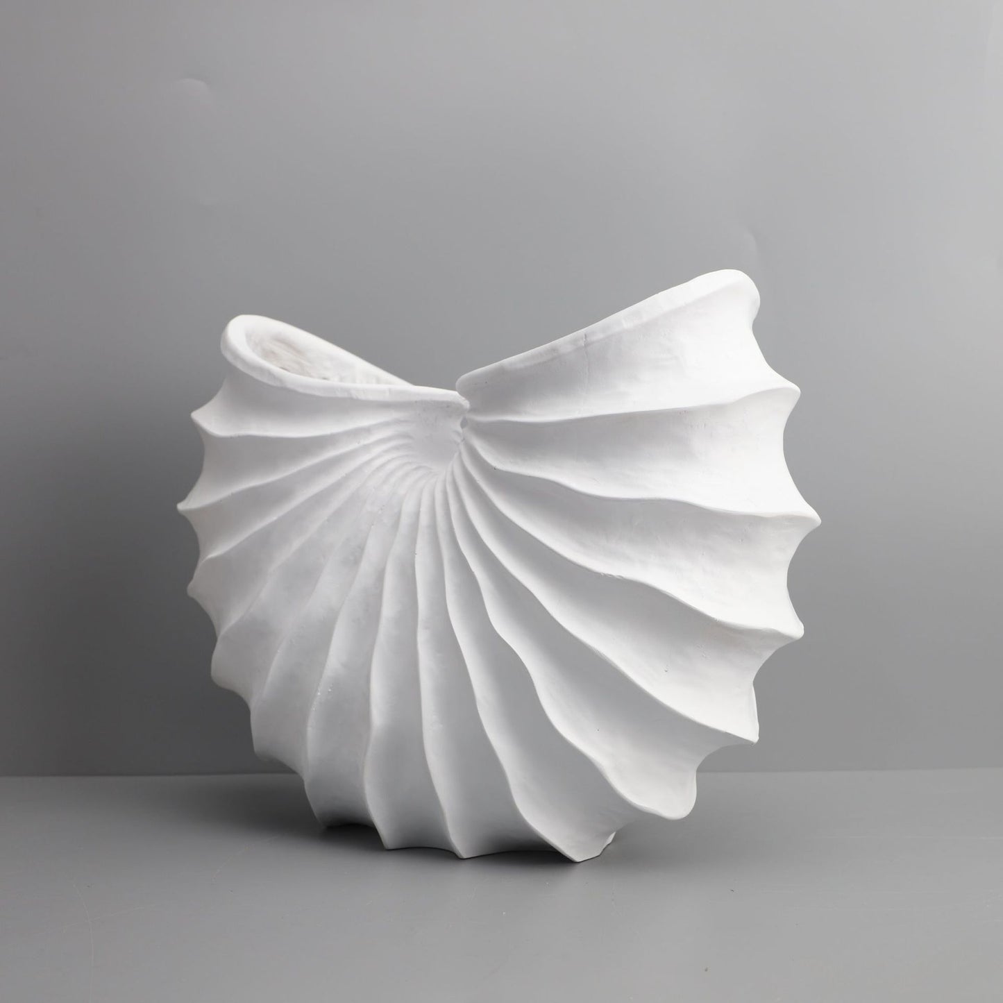 European-style White Resin Fan-shaped Conch Flower Decoration